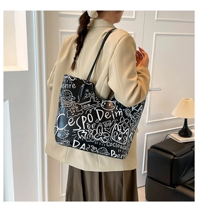 Vista dettagliata della borsa tote grande con graffiti e motivi street art in bianco e nero