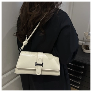 Détail du sac bandoulière blanc crème en similicuir avec bandoulière nouée chic