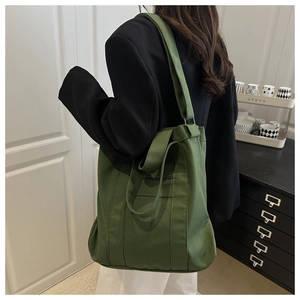 Détails de couture sur le sac cabas en toile délavée verte avec bandoulière
