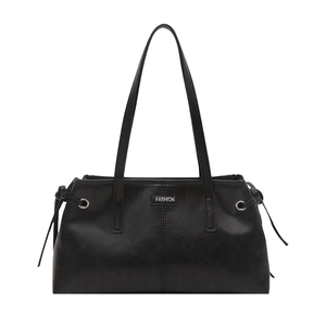 Sac à main minimaliste en cuir noir avec étiquette fashion et œillets de sangle