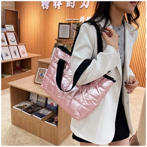 Détail du grand sac cabas rose clair matelassé avec des poignées en sangle noire