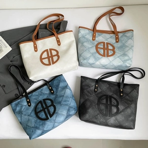 Minimalist quilted tote bag in four colors with round logo for office commuting style