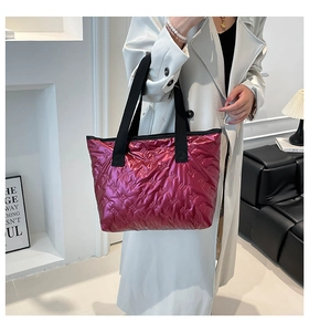 Quilted tote bag in metallic burgundy fabric with rabbit print and black straps