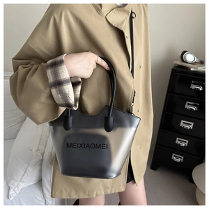 Détail du sac seau gris translucide avec pochette intérieure noire et anses rondes