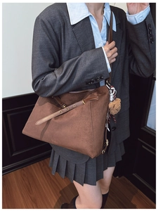 Borsa tote in pelle scamosciata marrone con fibbie in metallo e ciondolo a orsetto