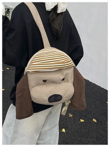 Schicker Cord-Rucksack in Hundeform mit gestreifter Mütze, von einem Model draußen getragen
