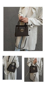 Dettaglio borsa tote retrò marrone con stampa monogramma M e logo in metallo dorato