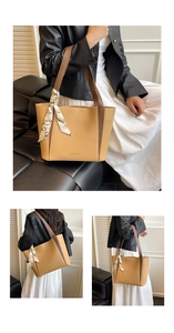 Vue détaillée du sac cabas bicolore kaki et marron avec texture cuir et foulard en soie