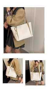 Détail d'un grand sac cabas avec foulard en soie et finitions kaki sur cuir grainé blanc
