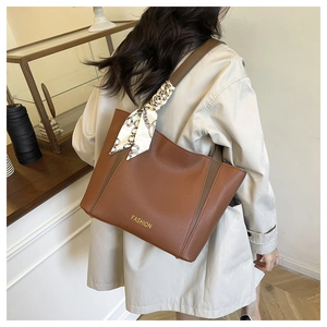 Sac cabas en cuir marron avec détail foulard en soie imprimé dans un décor de café