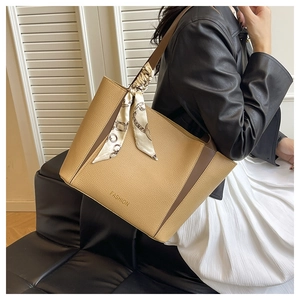 Détail du cabas en cuir kaki avec logo FASHION et foulard en soie décoratif