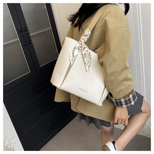 Sac fourre-tout en cuir blanc avec bandoulière kaki et détail de foulard floral