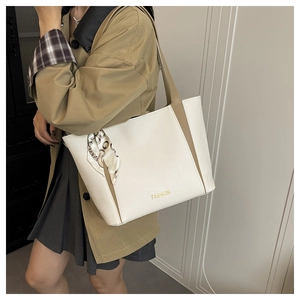 Détail du sac cabas contrasté blanc et camel avec imprimé fashion et foulard en soie