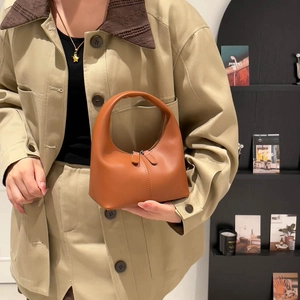 Sac à main demi-lune en cuir marron caramel avec coutures minimalistes et poignée