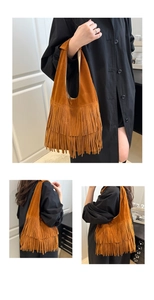 Dettaglio macro della borsa hobo marrone con frange a tre strati in stile scamosciato