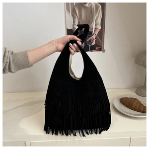 Dettaglio di una borsa tote bohemian in camoscio nero con eleganti accenti di frange a doppio strato
