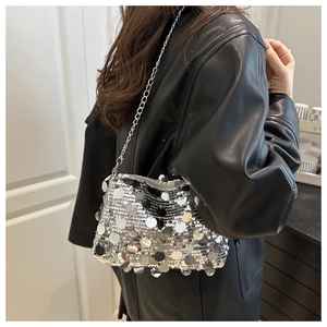 Détail du sac à chaîne en paillettes argentées avec texture réfléchissante et bandoulière