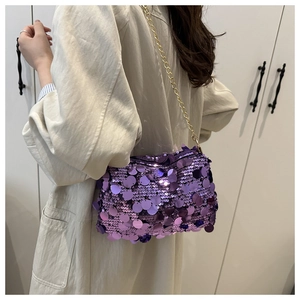 Gros plan des paillettes violettes et chaîne dorée sur ce sac à bandoulière chic