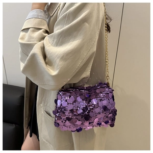 Vue détaillée du sac à bandoulière à paillettes violettes avec chaîne dorée