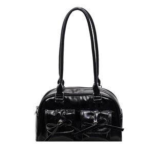 Sac fourre-tout noir brillant avec deux poches à nœud sur le devant et longues poignées