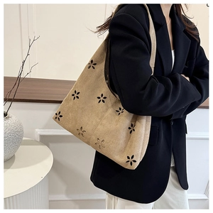 Détail du sac cabas kaki avec découpes florales au laser et large bandoulière confortable