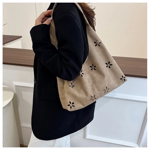 Détail du sac cabas kaki en daim mat avec motifs de fleurs découpées au laser