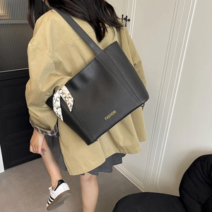 Grand sac cabas en cuir noir avec foulard en soie pour femmes pour le travail