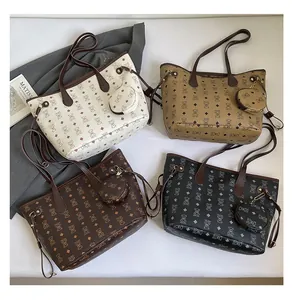 Détail de quatre sacs seaux colorés avec pochettes rondes et longues bandoulières