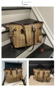 Détail d'un sac cabas marron avec motif ours et un petit porte-monnaie rond
