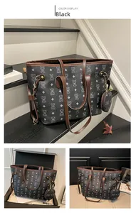 Détail du cabas noir avec motif d'ours montrant le porte-monnaie et les anses marron