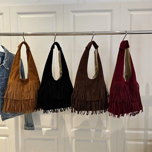Borse tote bohémien in camoscio con doppie frange in quattro colori, vista frontale