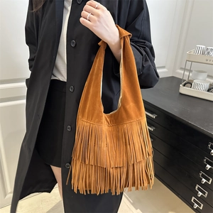 Borsa tote bohémien in camoscio marrone con frange e tracolla con nodo alla moda