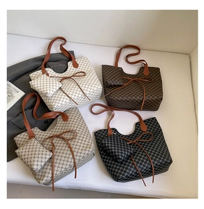 Ensemble détaillé de quatre sacs cabas vintage à fleurs avec lanières en cuir et nœuds