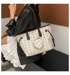 Détail d'un grand sac cabas avec motifs d'ours et charm porte-monnaie rond assorti