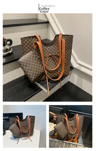 Détail du cabas marron café avec motif vintage et poignées en cuir orange vif