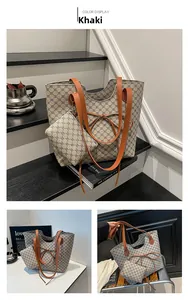 Détail du sac cabas kaki avec motif vintage et nœud décoratif élégant en cuir