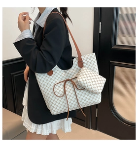 Détail du grand sac cabas à motif chaîne avec nœud et pochette assortie sur modèle