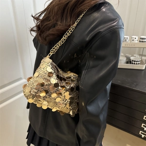 Sac à bandoulière tendance à sequins dorés avec double chaîne et finition métallique