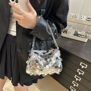 Sac bandoulière en paillettes argentées avec chaîne en métal et design spacieux