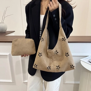 Sac fourre-tout en daim kaki avec motifs fleurs ajourés et pochette zippée assortie