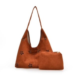 Sac fourre-tout en suédine caramel avec motif fleuri découpé et petite pochette