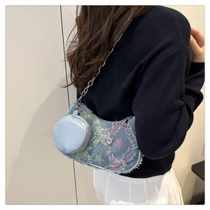 Detail der blauen Denim-Schultertasche mit Stern-Patchwork und abnehmbarer Münztasche