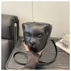 Vue détaillée du sac à bandoulière tête de léopard 3D noir avec double fermeture éclair