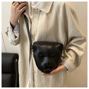 Vue détaillée du sac bandoulière tête de léopard créatif en relief 3D noir mat