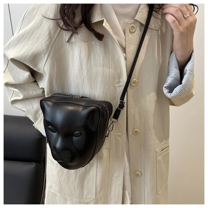 Gros plan du sac bandoulière tête de léopard 3D en cuir PU noir mat avec zip métallique