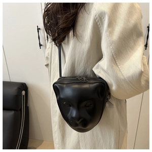 Détail du sac à bandoulière tête de léopard 3D en cuir synthétique noir