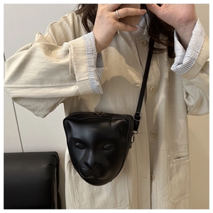 Détail du sac à bandoulière tête de chat en 3D avec texture noire mate et fermeture éclair