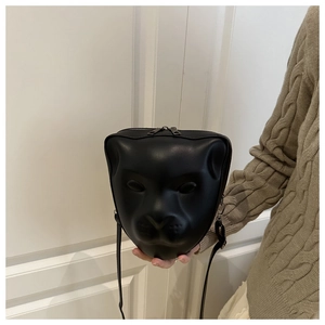 Détail d'un sac à bandoulière noir avec un motif tête de léopard en relief 3D unique