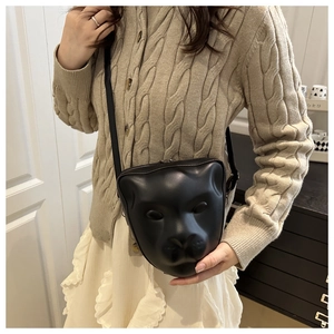 Gros plan sur le sac bandoulière noir à tête de léopard 3D en cuir avec bandoulière