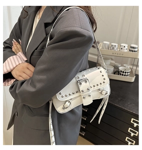 Bolso bandolera chic de cuero sintético blanco con tachuelas plateadas y blazer gris